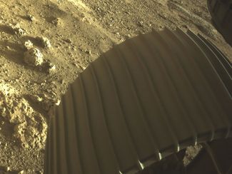 Одно из шести колес марсохода «Персеверанс». Снимок высокого разрешения сделан одной из камер Hazcams, установленных на ровере.