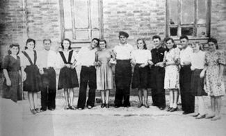 Михаил Горбачев (в центре в головном уборе) с одноклассниками. Советский Союз, 1940-е годы