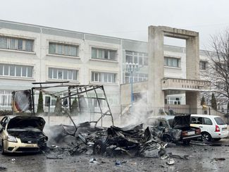 Разрушенный обстрелом двор в Белгороде, 16 марта 2024 года