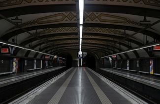 Пустые платформы станции метро «Площадь Каталонии». Метро Барселоны откроется в пять вечера и будет работать всего три часа
