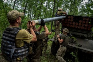 Украинский военнослужащий в Харьковской области подготавливает реактивную систему залпового огня «Град», с помощью которой будут нанесены удары по российским позициям