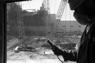 Проведение дозиметрического контроля в районе четвертого энергоблока Чернобыльской АЭС, август 1986 года