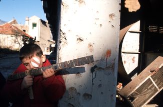 Ребенок из города Мостар. Декабрь 1994 год.