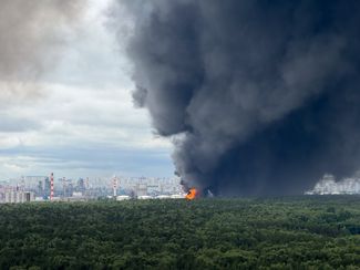 Smoke in the Moscow refinery area on June 18, 2026