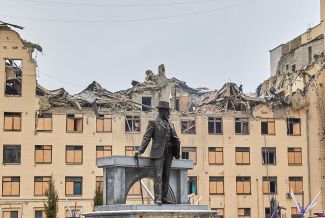 Статуя украинского архитектора Алексея Бекетова перед зданием Харьковского национального университета городского хозяйства. Утром 5 февраля в крышу центрального корпуса вуза попала ракета С-300, заявили украинские власти