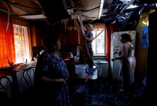 49-летняя жительница Донецка Ольга Парамонова со своей матерью Натальей и соседкой Екатериной после атаки ВСУ