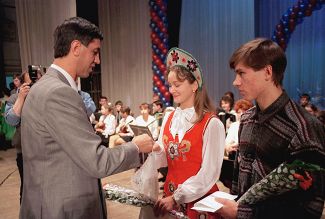 Председатель фонда «Вера и Надежда», депутат краевого Законодательного собрания Анатолий Быков вручает учрежденные фондом стипендии для учащихся-сирот Красноярска. 31 декабря 1998 года
