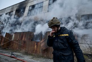 Украинский пожарный возле здания лицея в Херсоне, попавшего под обстрел утром 5 февраля. По данным Государственной службы по ЧС Украины, на первом этаже двухэтажного здания произошел пожар на площади 100 квадратных метров. О пострадавших не сообщалось