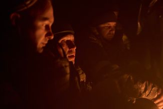 Военнослужащие «Эдельвейса» в землянке в лесу рядом с Синьковкой ожидают приказа о штурме позиций ВС РФ