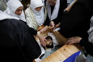 Друзья и родственники оплакивают 23-летнего майора Джамаля Аббаса — члена общины друзов и солдата израильской армии, убитого во время наземной операции ЦАХАЛ в секторе Газа. 19 ноября 2023 года