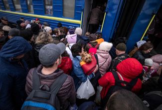 Жители Краматорска Донецкой области пытаются покинуть город на поезде