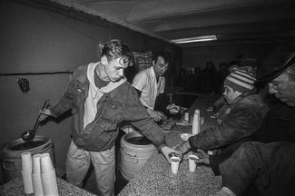 Волонтеры «Ночлежки» раздают горячую еду. Санкт-Петербург, 1 мая 1993 года