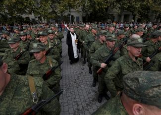 Священник проводит службу для призывников в Севастополе