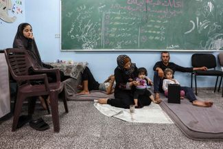 Палестинцы спасаются от авиаударов в школе ООН в городе Газа. 8 октября 2023 года
