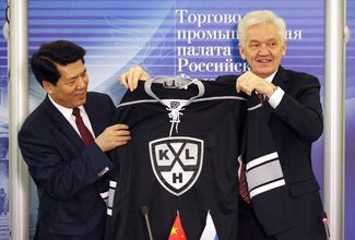 Посол Китая в России Ли Хуэй и Геннадий Тимченко, февраль 2017 года