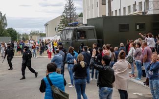 Автозак подъезжает к изолятору временного содержания, вокруг которого дежурят родственники задержанных. Минск, 12 августа 2020 года