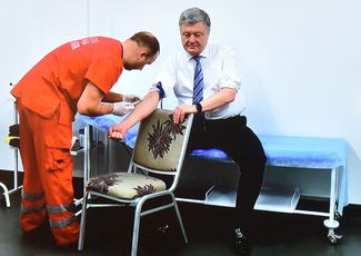 Петр Порошенко сдает кровь на анализ перед дебатами
