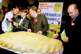 «Вареники без границ» — одно из мероприятий, организованных компаниями холдинга «ИМА» в рамках Года Украины в России. Москва, 9 июня 2002 года