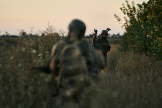 Военнослужащие 53-й бригады ВСУ на передовой недалеко от оккупированного Донецка