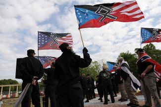 Члены и сторонники «Национал-социалистического движения», одной из крупнейших неонацистских групп в США, на митинге в городе Ньюнан, штат Джорджия. 21 апреля 2018 года