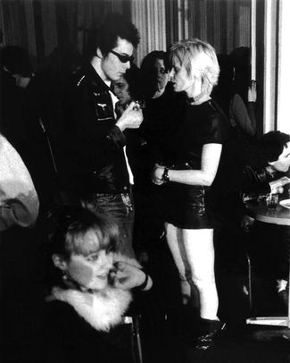 Бас-гитарист Sex Pistols Сид Вишез и Вивьен Вествуд. 15 ноября 1976 года