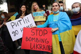 Живущие в Бейруте украинцы пришли к российскому посольству с лозунгами «Путин, отправляйся домой» и «Остановите Путина, остановите войну»