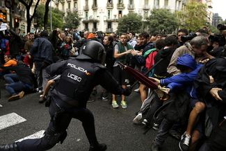 По данным правительства Каталонии, в столкновениях полиции и протестующих пострадали более трех сотен человек