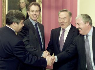 Премьер-министр Великобритании Тони Блэр и глава Казахстана Нурсултан Назарбаев (в центре). Лондон, 16 ноября 2000 года