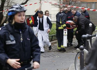 Врачи и пожарные около офиса Charlie Hebdo. Париж, 7 января 2015 года
