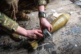 Украинский солдат готовит минометный снаряд