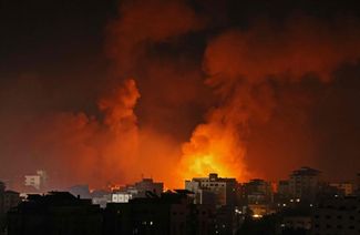 Клубы дыма от пожара в Газе, возникшего в результате авиаударов Израиля, 16 мая 2021 года