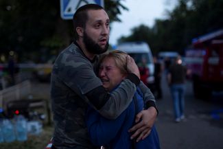 Жители Краматорска неподалеку от места ракетного удара