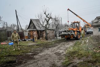 Спасатели работают на месте попадания российской ракеты
