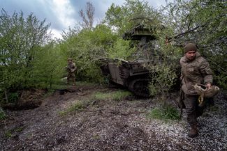 Украинские военные из зенитного ракетно-артиллерийского дивизиона 57-й отдельной мотопехотной бригады на позиции под Бахмутом