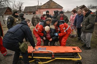 Раненая в результате российского удара женщина в Краматорске. Утверждается, что были использованы кластерные боеприпасы