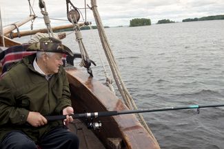 Борис Ельцин во время рыбалки на Онежском озере