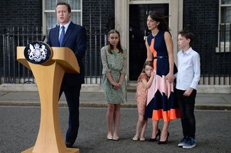 Премьер-министр Великобритании Дэвид Кэмерон объявляет о своей отставке, 13 июля