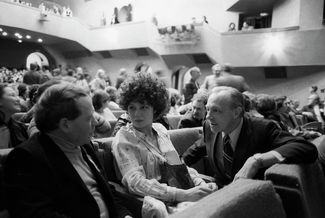 Алена Долецкая с отцом, Станиславом Долецким, и писателем Эдуардом Радзинским в театре «Современник», 1981 год