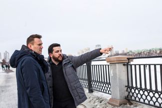 Леонид Волков показывает Алексею Навальному Екатеринбург (это родной город Волкова). 24 февраля 2017 года