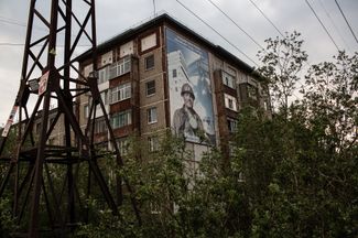 Плакат компании «Воркутауголь» на одном из домов города