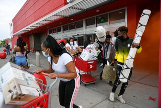 Грабители у магазина Target в Миннеаполисе. 27 мая 2020 года