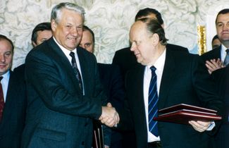 Рукопожатие Бориса Ельцина и Станислава Шушкевича. 7 декабря 1991 года