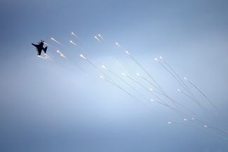 Российский военный самолет сбрасывает над Донецкой областью Украины «тепловые ловушки», призванные обмануть зенитные ракеты