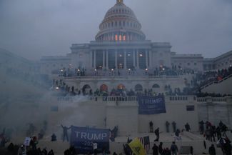 Сотрудники полиции пытаются помешать толпе ворваться в здание Капитолия. Вашингтон, 6 января 2021 года