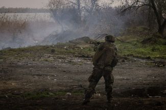 Боец Интернационального легиона стреляет по российским позициям в Херсонской области