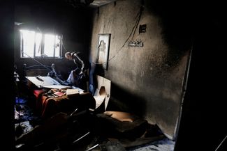 Мужчина осматривает свое жилище, пострадавшее в результате рейда ЦАХАЛ в лагере беженцев в Дженине, 5 ноября 2023 года