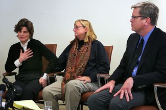 Адвокат Эрик МакЛиш и Анна Скотт (слева) на пресс-конференции 5 января 2016 года