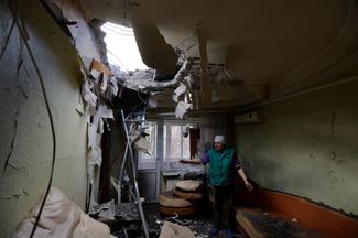 69-летняя Евгения Суворова в своей разрушенной квартире