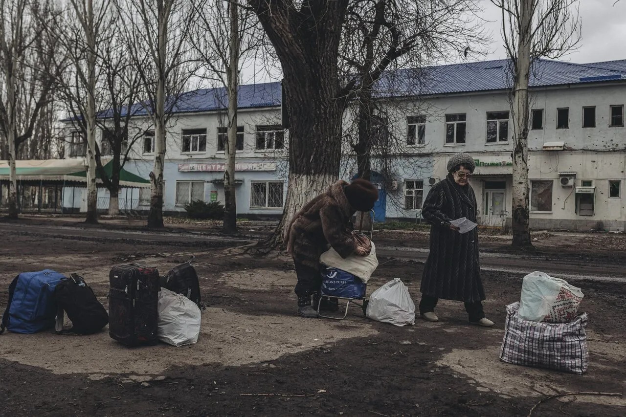 Бахмут и Часов Яр. Бои вокруг этих городов идут уже восемь месяцев —  посмотрите, как они изменили жизнь людей, которые не смогли оттуда уехать  Четырехсотый день войны. Фотографии — Meduza