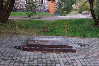 The plinth for Priozersk’s dismantled monument to fallen Finnish soldiers. September 2023.
